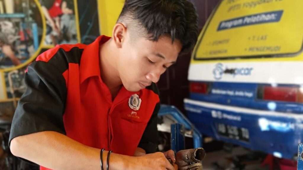 Tanda Enjin Kereta Masuk Air: Kenali Simptom, Punca & Cara Atasi 4 punca-punca enjin kereta masuk air