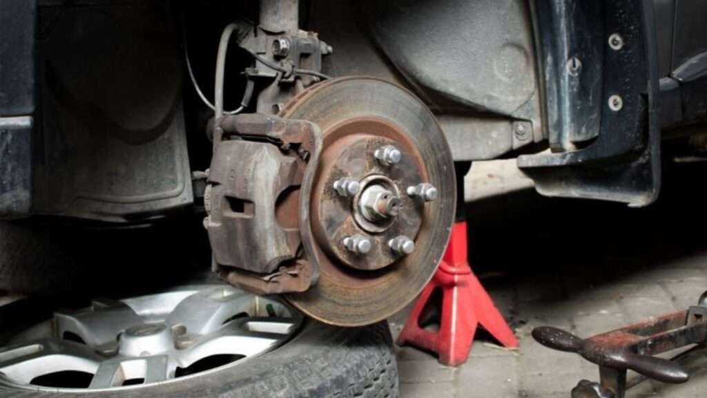 Kereta Tersengguk Bila Tekan Brek: Punca dan Cara Atasi 2 apa maksud kereta tersengguk bila tekan brek?