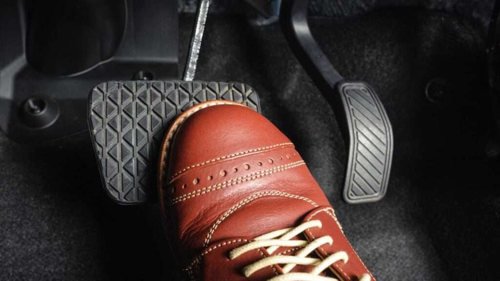 Kereta Tersengguk Bila Tekan Brek: Punca dan Cara Atasi 3 punca-punca kereta tersengguk semasa menekan brek